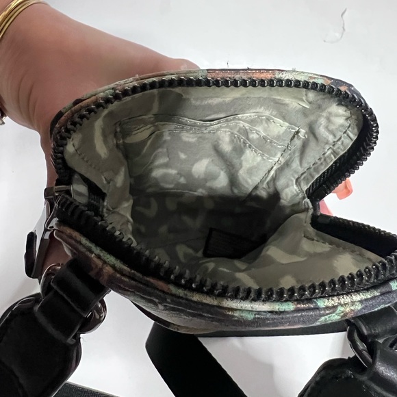 NWT | AIMEE KESTENBERG Phone Crossbody | Tie Dye Pattern - Picture 4 of 7